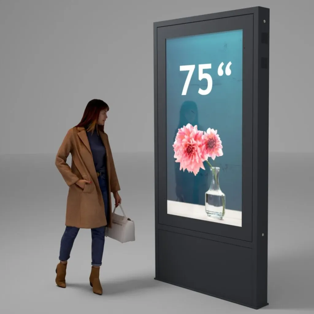 Outdoor-Stele mit 75-Zoll-Bildschirm vor einem Gebäude